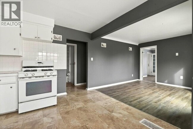 Building Photo - 66 Queen St S