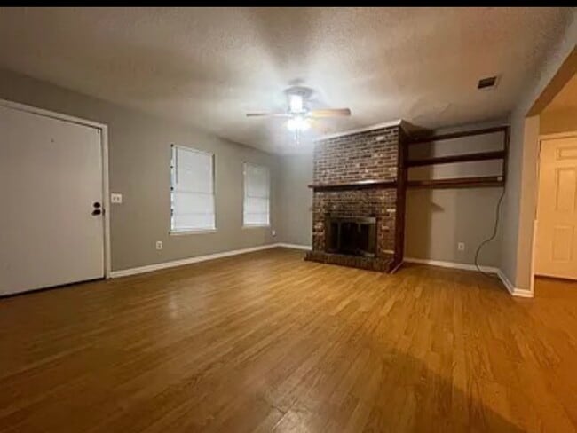 Building Photo - 812 Robin Hood Trl