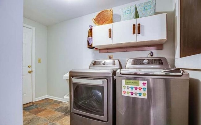 Foto del edificio - Spacious 4BR Fredericksburg Home with Garage, Fenced Yard & EV Charger