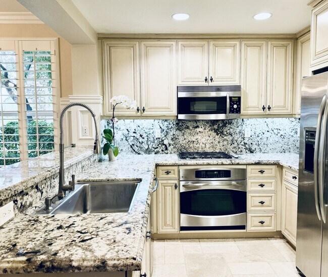 Foto del edificio - $3995.00 / 1600 sq.ft - 3 bdrm/2.5 bth Van...