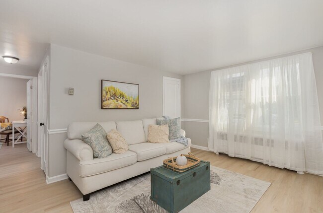 Building Photo - Brookwood Garden Condo