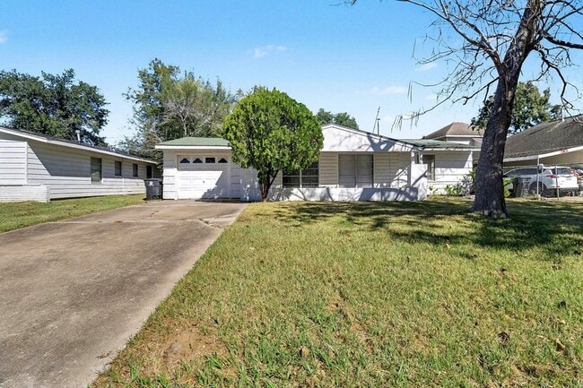 Foto del edificio - 5711 Ridgeway Dr