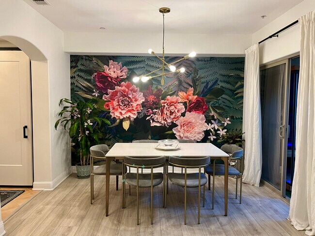 Foto del edificio - 5037 Rosewood Ave