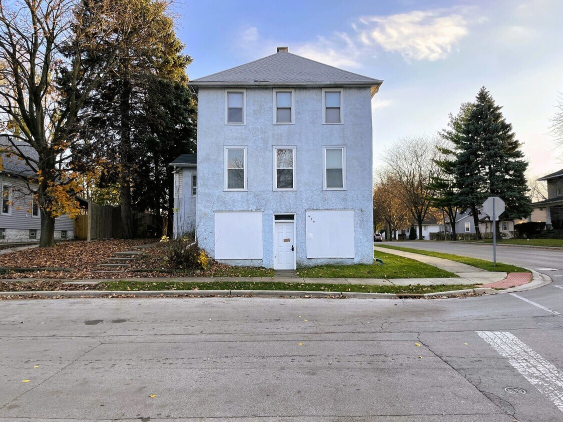 926 Fisk Ave Unit 1, Joliet, IL 60436 Condo for Rent in Joliet, IL