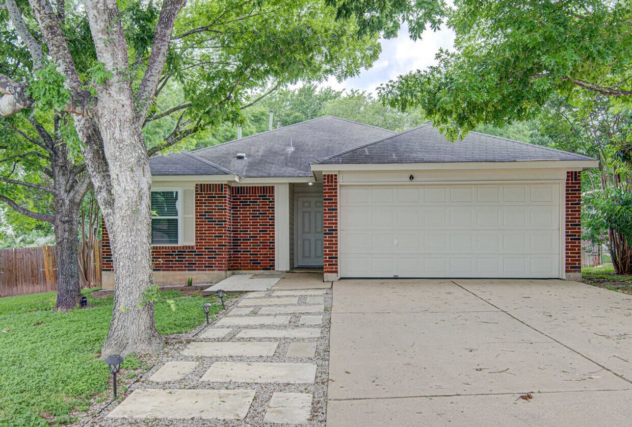 Foto principal - Charming 3-Bedroom, 2-Bath Home with Tons ...