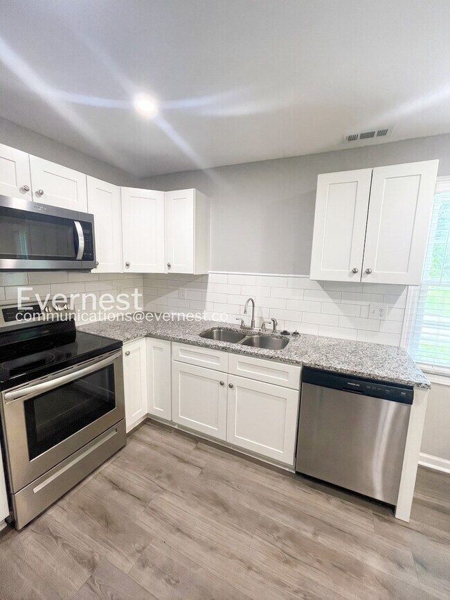 Foto del edificio - **Move in special**Charming 3-Bedroom Home with Modern Amenities and Prime Location / Available N...
