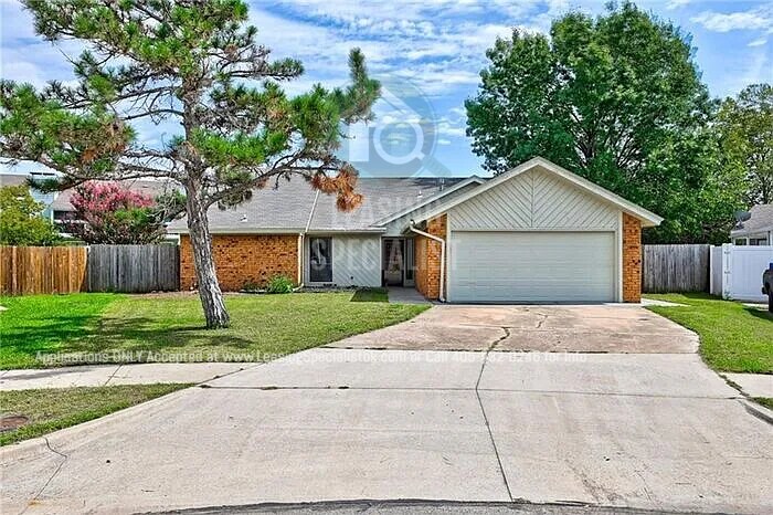 Foto principal - West Norman 3 Bed 2 Bath Home!
