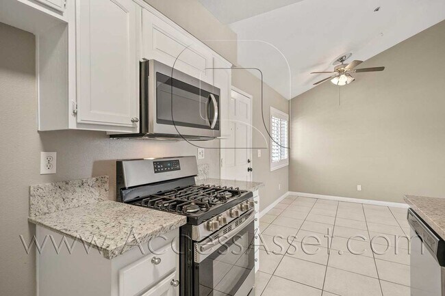 Foto del edificio - Fullerton Condo Near CSUF + Easy Freeway Access