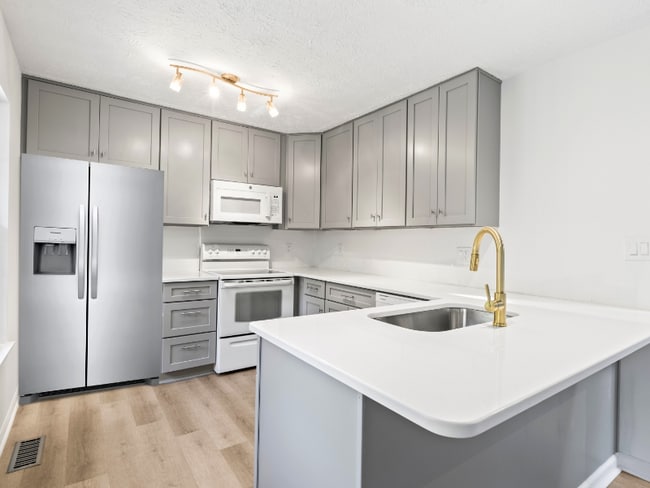 Foto del edificio - 240 N Cedarbrook Dr