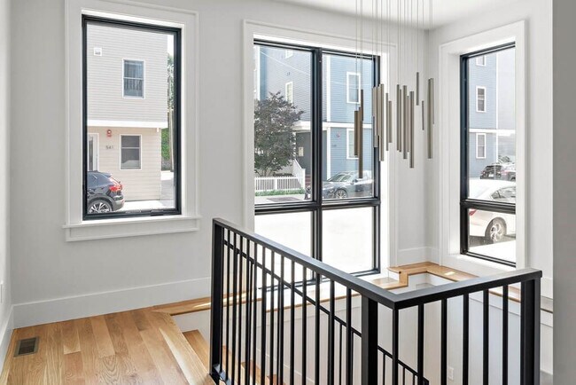 Building Photo - 532 E 3rd St