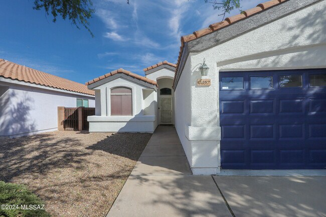 Building Photo - 10457 E Oakbrook St