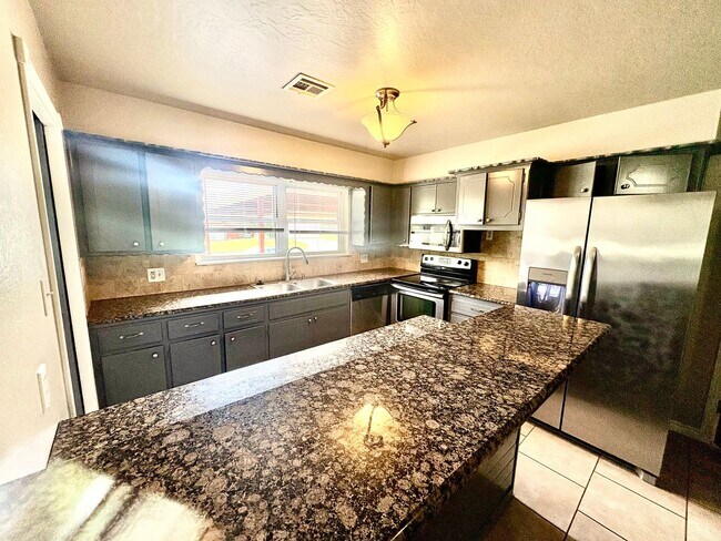 Foto del edificio - Spacious 4 Bedroom, 2 Bathroom Home with L...