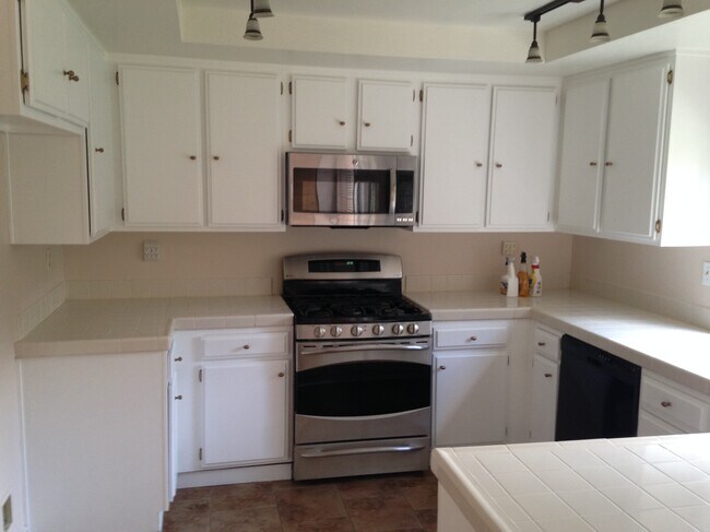 Good cabinets space and pantry - 26810 Sage Ct