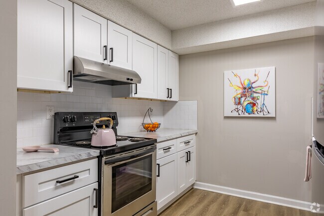 2BR, 1BA - Cocina 909SF - Spring Chase Apartments