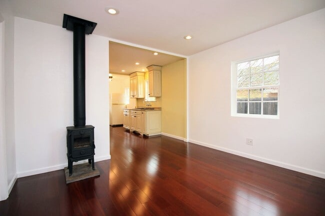 Building Photo - 2 Bedroom Home with Large Yard in SW Santa...