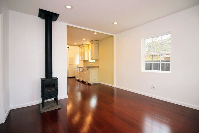 Foto del edificio - 2 Bedroom Home with Large Yard in SW Santa...