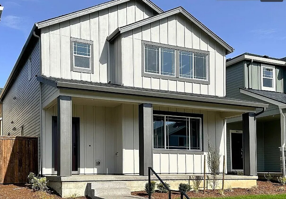 Foto principal - Gorgeous Brand New 4 Bedroom Home Located ...