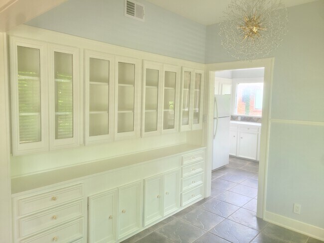 Dining - 4703 Chenevert St