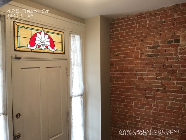 Building Photo - 425 Brady St
