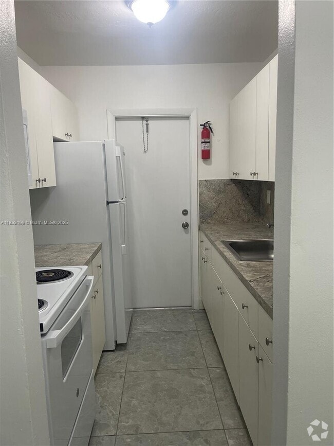 Building Photo - 1100 SW 36th Ct