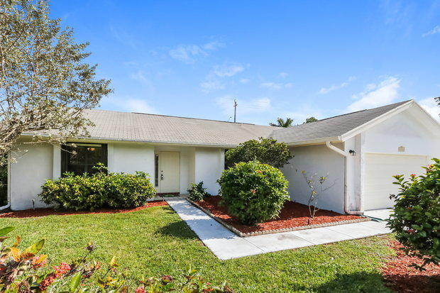 Primary Photo - 222 Parkwood Dr S
