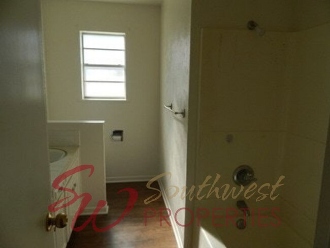 Foto del edificio - Excellent 3 bedroom 1 1/2 bath in great, centrally located neighborhood!