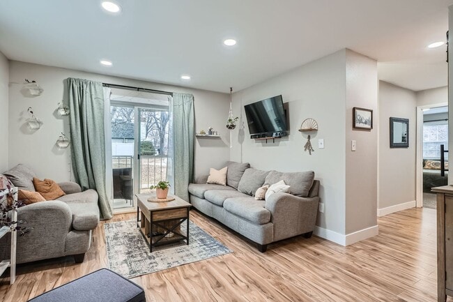 Building Photo - Modern Comfort Meets City Convenience in D...
