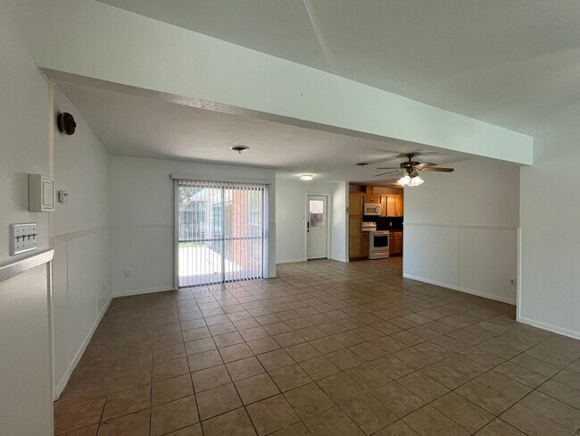 Foto del edificio - Brick Home with Quick Commute to SPID