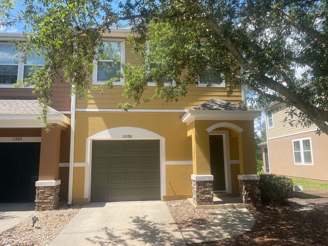Foto principal - Enjoy Stylish Townhome Living in Vibrant B...