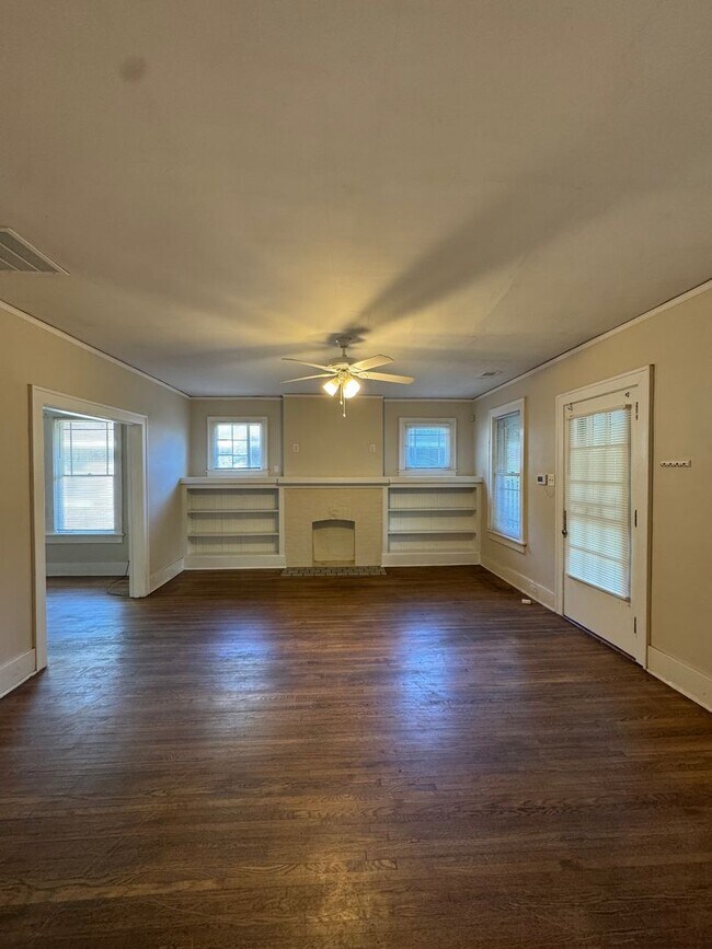 Building Photo - Historic Charm in Evergreen