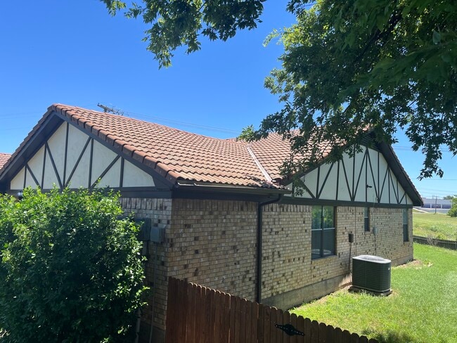 Building Photo - 8834 Sandcastle Ct