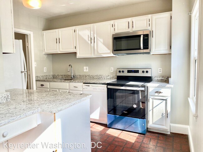 Foto del edificio - 3 br, 2.5 bath House - 3277 B Sutton Pl, NW