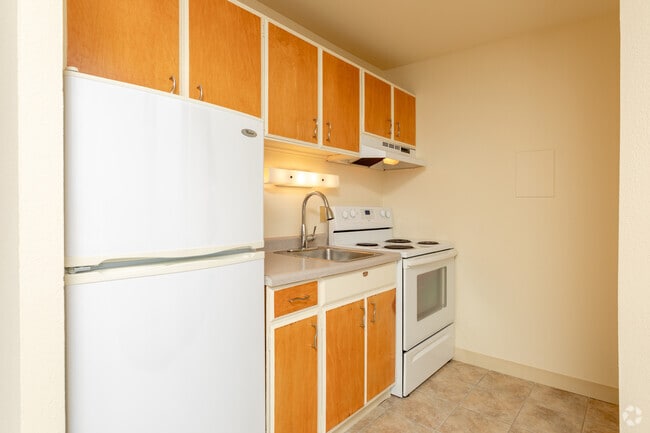 Studio - Lakeshore Tower Apartments