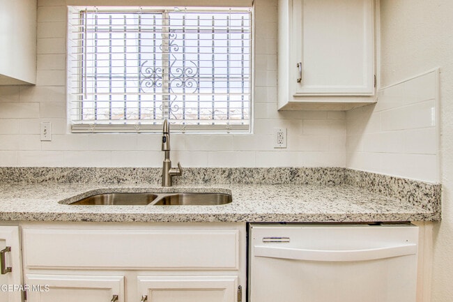 Building Photo - 6621 Amposta Dr