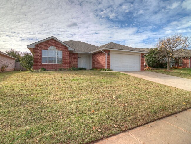 Foto del edificio - AVAILABLE NOW! North Norman 3 Bed 2 Bath B...