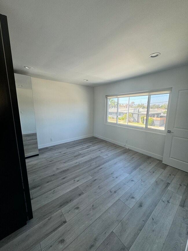 Building Photo - 608 W Hillcrest Blvd