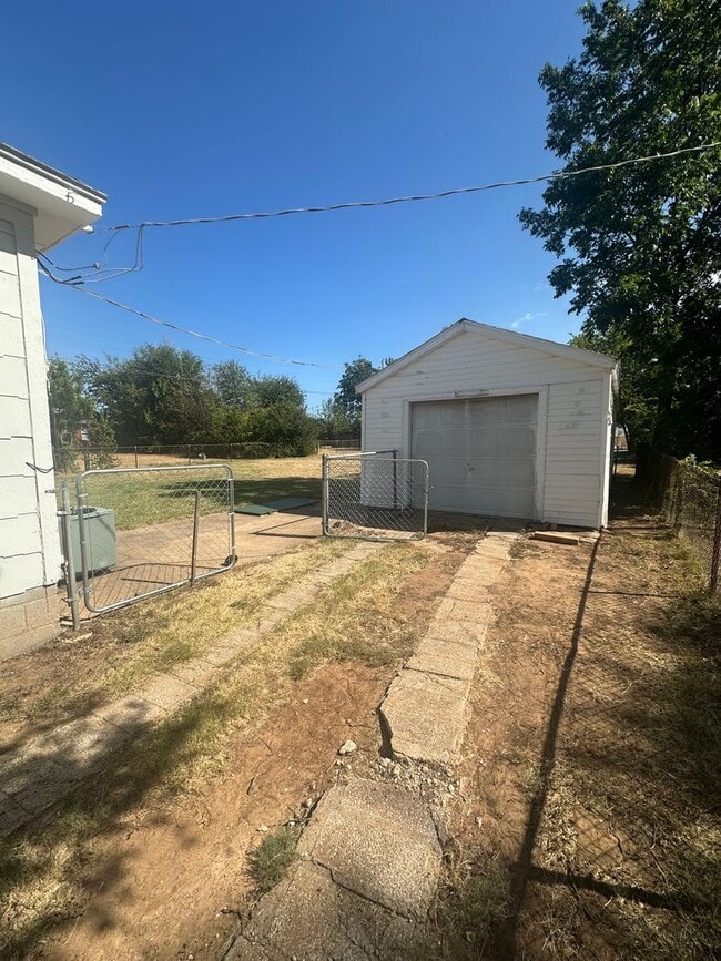 Building Photo - 544 E Rose Dr