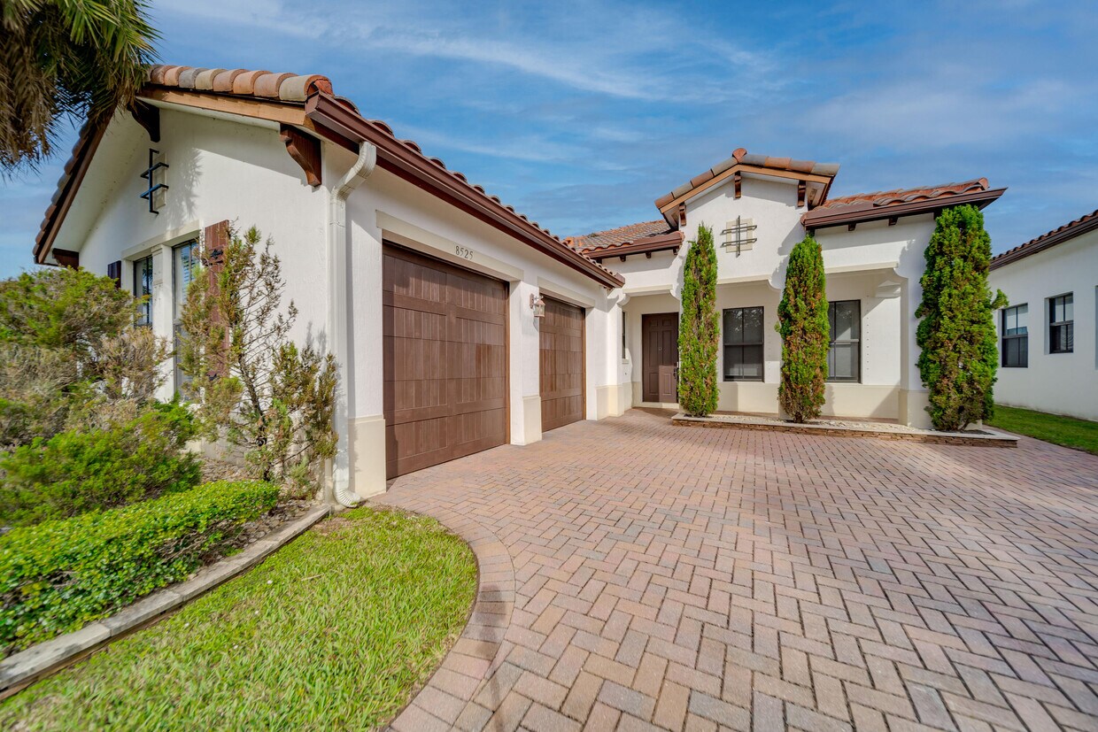 8525 NW 41 St, Pembroke Pines, FL 33024 House Rental in Pembroke