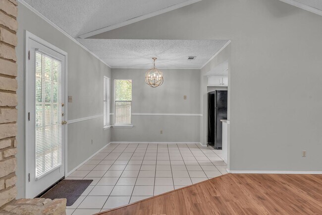 Foto del edificio - AVAILABLE NOW!