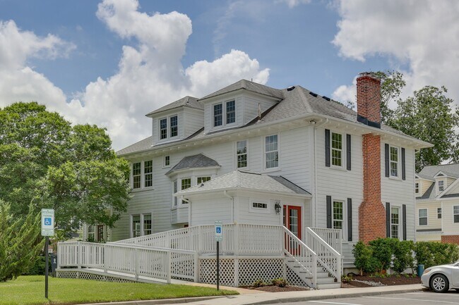 Building Photo - Stunning VB Townhome Style Condo