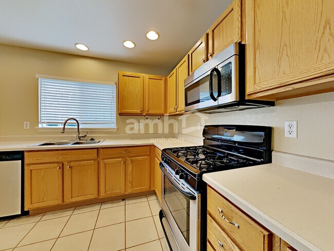 Foto del edificio - 1736 Daisy Ct