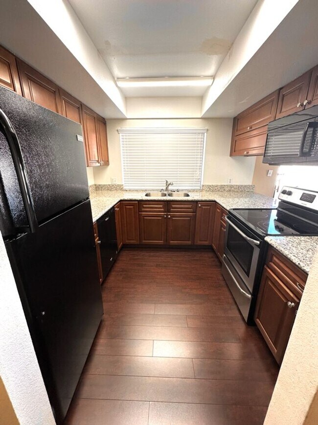 Foto del edificio - COZY SINGLE STORY HOME ON A CORNER LOT WIT...