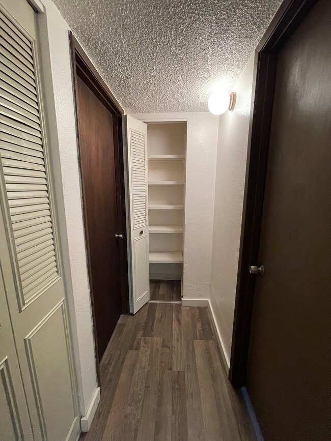 Building Photo - 100 SW Ruckel St