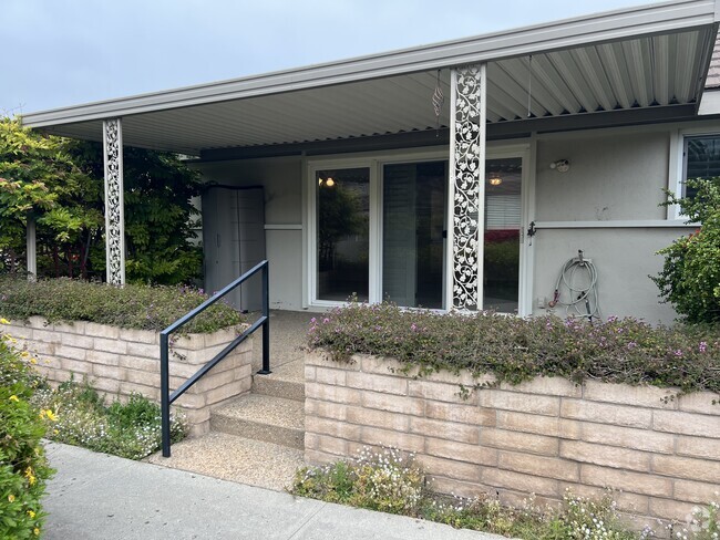 Building Photo - 350 N Fairview Ave
