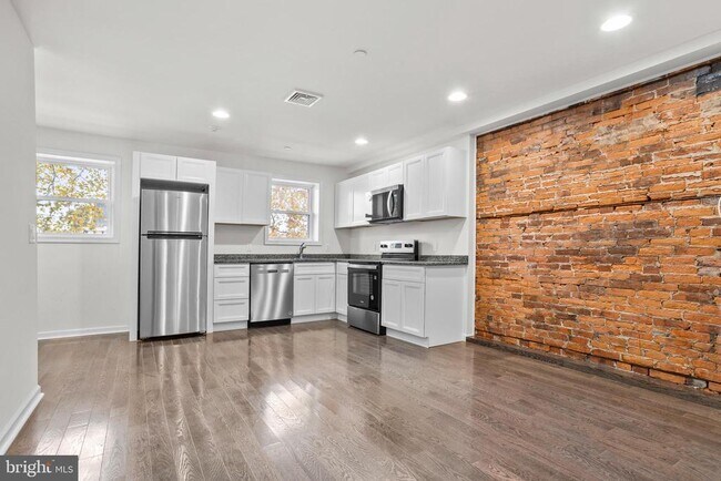 Building Photo - 819 11th Ave
