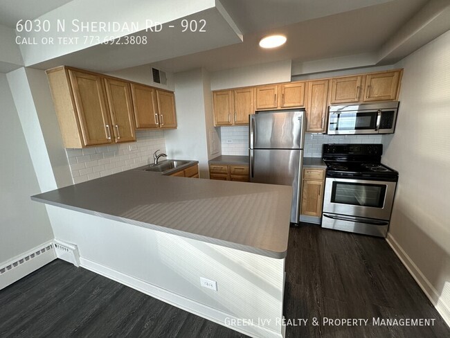 Building Photo - Incredible, Rehabbed, Edgewater Lakeside 1...