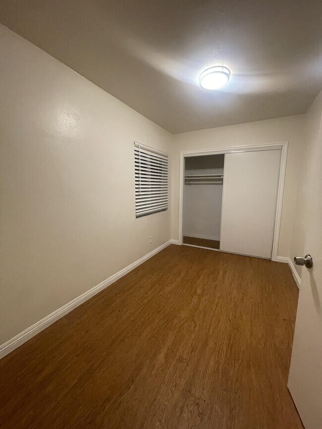 Foto del edificio - 451 W 9th St