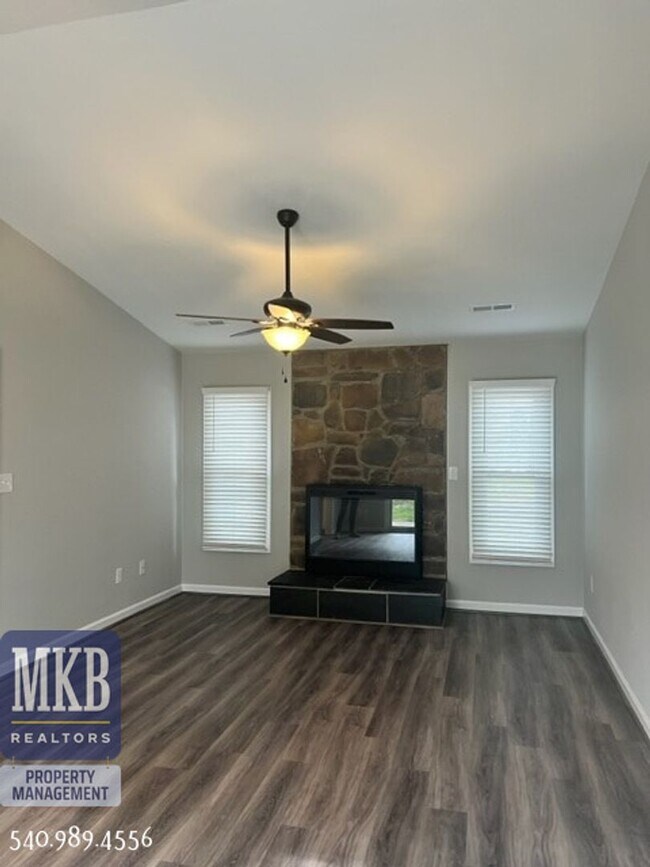 Building Photo - Recently Renovated 3BR/2BA Single Family Home