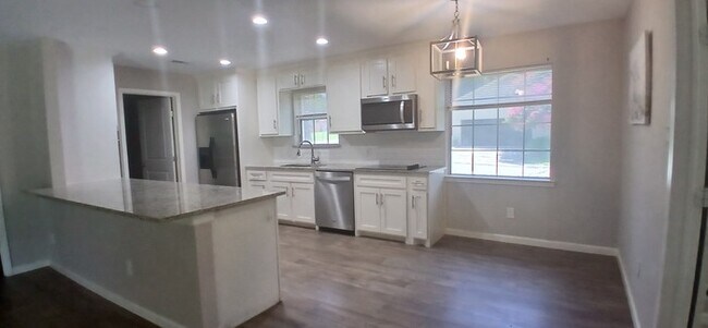 Foto del edificio - Beautiful 7 beds 3 baths in Ryanwood!