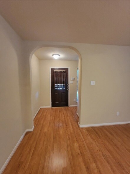 Building Photo - 2414 Gwenfair Dr